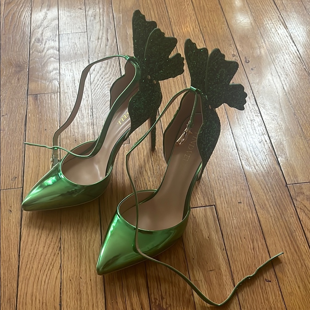 Elegant Green High Heels with Pointed Toe and Decorative Leaf Design